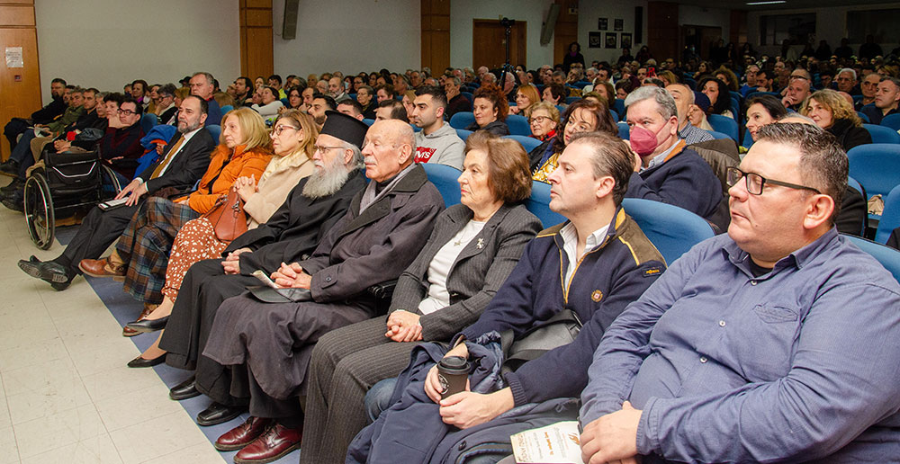 Μια ακόμη εκδήλωση ολοκληρώθηκε με εξαιρετική επιτυχία την Δευτέρα 29-01-2024 από την Σχολή Γονέων – Ανοικτό Πανεπιστήμιο Κατερίνης στο Συνεδριακό Κέντρο Κατερίνης με επίσημο καλεσμένο ομιλητή αυτή την φορά τον Αστροφυσικό Δρ. Μάνο Δανέζη. Ο τίτλος της εκδήλωσης ήταν: «Οι παράλληλες κοσμολογικές προτάσεις Δημοκρίτου & Riemann». Η εκδήλωση έγινε σε Συνδιοργάνωση με το με το Δευτεροβάθμια Εκπαίδευση  Πιερίας. Την έναρξη της εκδήλωσης ξεκίνησε η Παραδοσιακή  Χορωδία Λιτοχώρου «ΑΝΑΣΑ» του Πολιτιστικού Ομίλου Λιτοχώρου υπό την διεύθυνση της μαέστρου κ. Μαρίκας Φωτοπούλου.