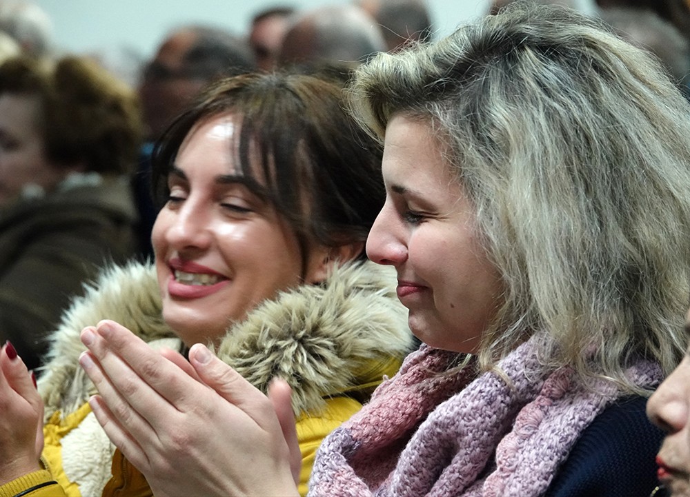 Την Δευτέρα 2-12-2019 η Σχολή Γονέων - Ανοικτό Πανεπιστήμιο Κατερίνης είχε ως ομιλητή τον ομότιμο Καθηγητή Νευρολογίας του ΑΠΘ κ.Σταύρο Μπαλογιάννη με θέμα: "Η ελληνική οικογένεια στον σύγχρονο κόσμο". Η εκδήλωση πραγματοποιήθηκε στο συνεδριακό κέντρο του Δήμου Κατερίνης σε συνδιοργάνωση με το βιβλιοπωλείο "Μάτι". Ξεκίνησε μελωδικά η εκδήλωση με νοσταλγικά μικρασιατικά τραγούδια από τη χορωδία Μικρασιατών Πιερίας που ενθουσίασαν τους ακροατές.