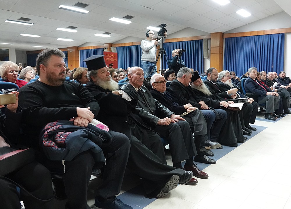 Την Δευτέρα 2-12-2019 η Σχολή Γονέων - Ανοικτό Πανεπιστήμιο Κατερίνης είχε ως ομιλητή τον ομότιμο Καθηγητή Νευρολογίας του ΑΠΘ κ.Σταύρο Μπαλογιάννη με θέμα: "Η ελληνική οικογένεια στον σύγχρονο κόσμο". Η εκδήλωση πραγματοποιήθηκε στο συνεδριακό κέντρο του Δήμου Κατερίνης σε συνδιοργάνωση με το βιβλιοπωλείο "Μάτι". Ξεκίνησε μελωδικά η εκδήλωση με νοσταλγικά μικρασιατικά τραγούδια από τη χορωδία Μικρασιατών Πιερίας που ενθουσίασαν τους ακροατές.