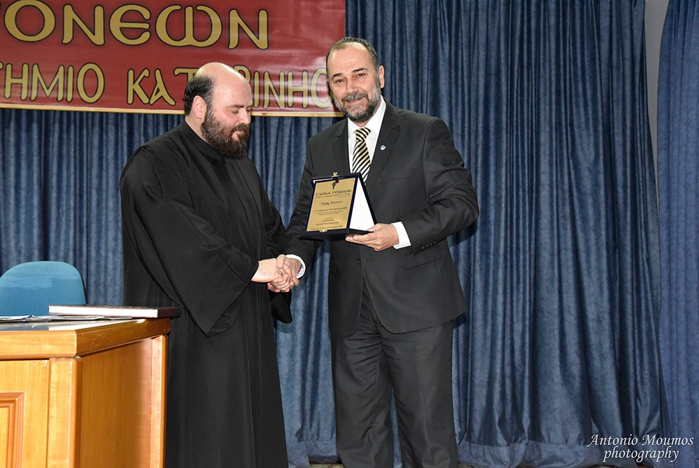 Στην πρώτη, μετά τις διακοπές των Χριστουγέννων και του νέου έτους διάλεξη - ομιλία της Σχολής Γονέων – Ανοιχτού Πανεπιστημίου Κατερίνης στο γνωστό χώρο του Πνευματικού Κέντρου Κατερίνης, τη Δευτέρα 20 Ιανουαρίου 2020 καλεσμένος ομιλητής ήταν ο Πρωτοπρεσβύτερος Χαράλαμπος Παπαδόπουλος (Λίβυος) της Ενορίας Αγίας Ειρήνης Πύργου Μονοφατσίου Ηρακλείου Κρήτης, που ανέπτυξε το πολύ ενδιαφέρον θέμα: «Ο πόνος είναι μέρος της εξέλιξής μας».