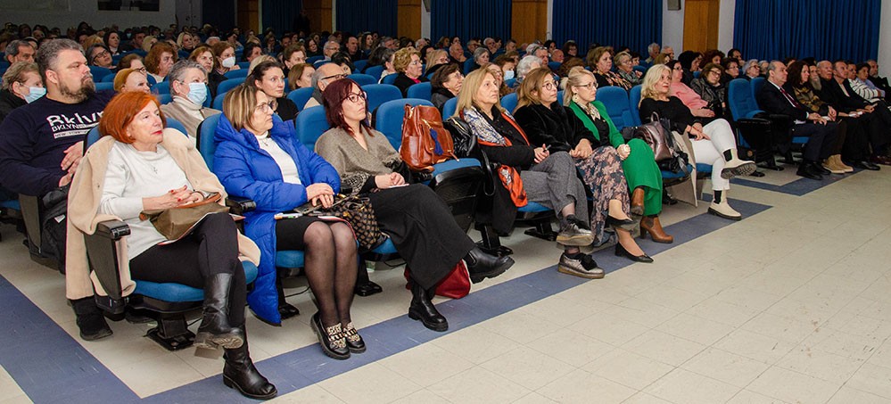 Μια ακόμη εκδήλωση ολοκληρώθηκε με επιτυχία την Δευτέρα 12-02-2024 από την Σχολή Γονέων – Ανοικτό Πανεπιστήμιο Κατερίνης στο Συνεδριακό Κέντρο Κατερίνης με καλεσμένες ομιλήτριες:   •	Την Ομότιμη Καθηγήτρια Α.Π.Θ. Δρ. Μάγδα Τσολάκη,  •	Την Αναπληρώτρια Καθηγήτρια Νευροφυσιολογίας Α.Π.Θ.  κα. Μαριάνθη Αρναούτογλου. •	Tην Αναπληρώτρια Καθηγήτρια Νευροανοσολογίας Α.Π.Θ. κα. Ευφροσύνη Κουτσουράκη.  Τα θέματα που αναπτύχθηκαν με τους φίλους της Σχολής ήταν: •	Σύγχρονη διαγνωστική & θεραπευτική διαδικασία στην Νόσο Αλτσχάιμερ. •	Διάγνωση και αντιμετώπιση της Νόσου Parkinson & •	Αντιμετώπιση της σκλήρυνσης κατά πλάκας.  Η εκδήλωση έγινε σε Συνδιοργάνωση με το με το Ιατρικό Σύλλογο Πιερίας & το Κέντρο ημέρας για την Άνοια «Παναγία η Βηματάρισα». 