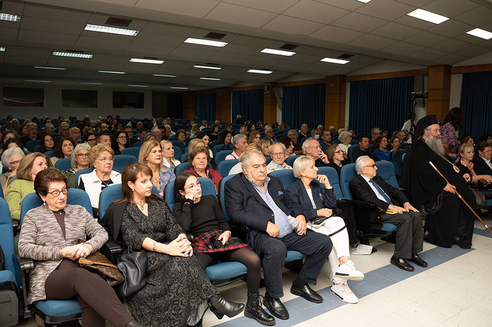 Με τη γνωστή στο πανελλήνιο δημοσιογράφο – κλασική φιλόλογο κυρία Βίκυ Φλέσσα ξεκίνησε το φετινό ταξίδι της για την 35η χρονιά η Σχολή Γονέων – Ανοικτό Πανεπιστήμιο Κατερίνης την Δευτέρα 23 Οκτωβρίου 2023 στο Συνεδριακό Κέντρο Κατερίνης.  Το θέμα της εκδήλωσης ήταν: «Γιατί ψυχανάλυση, κύριε Γιωσαφάτ;»