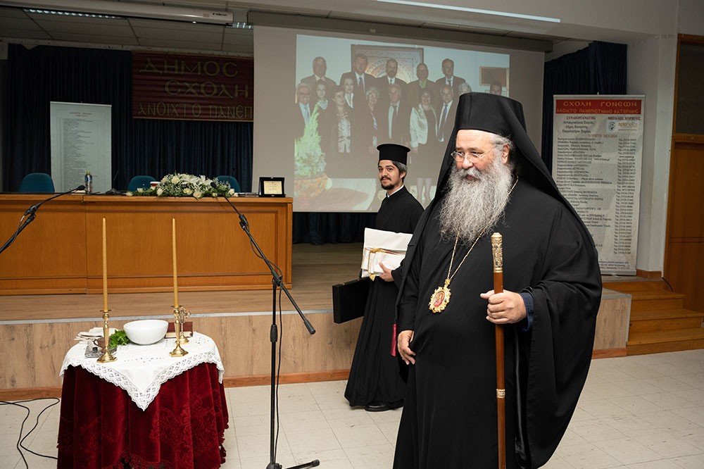 Με τη γνωστή στο πανελλήνιο δημοσιογράφο – κλασική φιλόλογο κυρία Βίκυ Φλέσσα ξεκίνησε το φετινό ταξίδι της για την 35η χρονιά η Σχολή Γονέων – Ανοικτό Πανεπιστήμιο Κατερίνης την Δευτέρα 23 Οκτωβρίου 2023 στο Συνεδριακό Κέντρο Κατερίνης.  Το θέμα της εκδήλωσης ήταν: «Γιατί ψυχανάλυση, κύριε Γιωσαφάτ;»