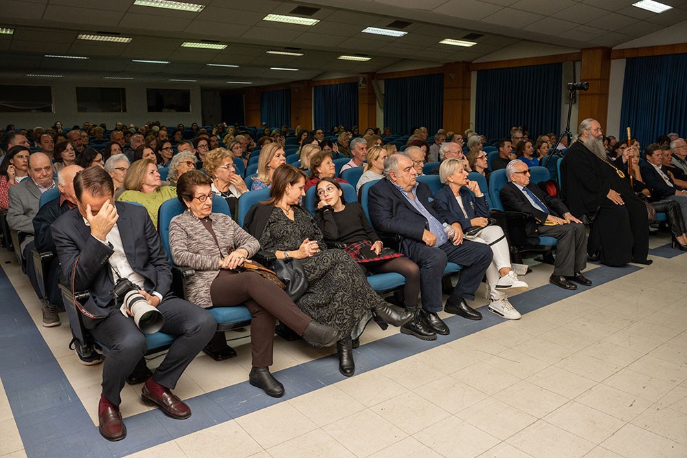 Με τη γνωστή στο πανελλήνιο δημοσιογράφο – κλασική φιλόλογο κυρία Βίκυ Φλέσσα ξεκίνησε το φετινό ταξίδι της για την 35η χρονιά η Σχολή Γονέων – Ανοικτό Πανεπιστήμιο Κατερίνης την Δευτέρα 23 Οκτωβρίου 2023 στο Συνεδριακό Κέντρο Κατερίνης.  Το θέμα της εκδήλωσης ήταν: «Γιατί ψυχανάλυση, κύριε Γιωσαφάτ;»