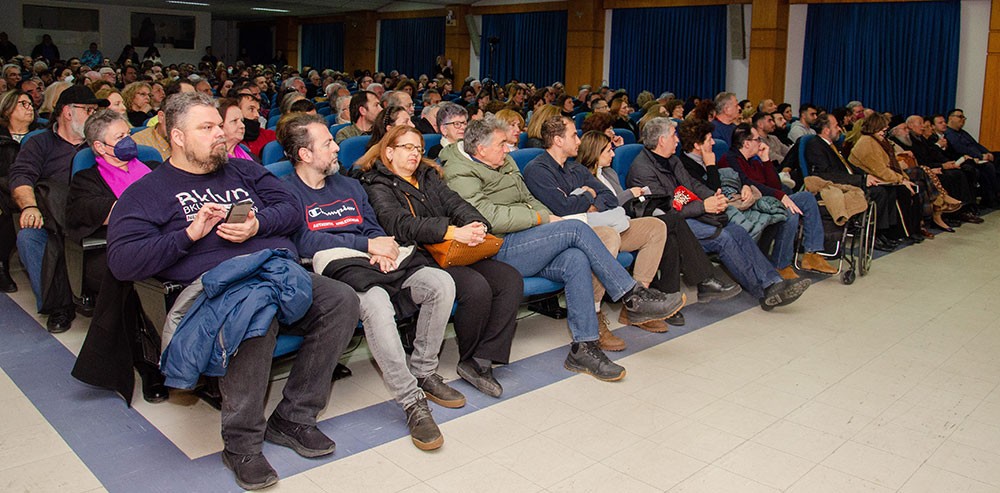 Μια ακόμη εκδήλωση ολοκληρώθηκε με εξαιρετική επιτυχία την Δευτέρα 29-01-2024 από την Σχολή Γονέων – Ανοικτό Πανεπιστήμιο Κατερίνης στο Συνεδριακό Κέντρο Κατερίνης με επίσημο καλεσμένο ομιλητή αυτή την φορά τον Αστροφυσικό Δρ. Μάνο Δανέζη. Ο τίτλος της εκδήλωσης ήταν: «Οι παράλληλες κοσμολογικές προτάσεις Δημοκρίτου & Riemann». Η εκδήλωση έγινε σε Συνδιοργάνωση με το με το Δευτεροβάθμια Εκπαίδευση  Πιερίας. Την έναρξη της εκδήλωσης ξεκίνησε η Παραδοσιακή  Χορωδία Λιτοχώρου «ΑΝΑΣΑ» του Πολιτιστικού Ομίλου Λιτοχώρου υπό την διεύθυνση της μαέστρου κ. Μαρίκας Φωτοπούλου.