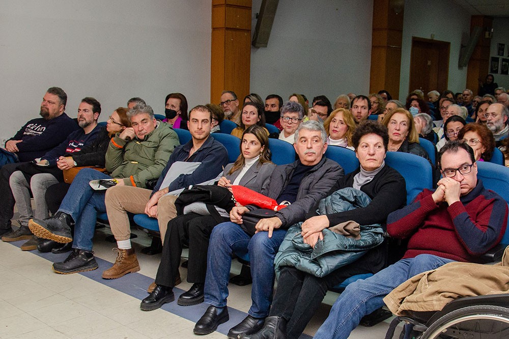 Μια ακόμη εκδήλωση ολοκληρώθηκε με εξαιρετική επιτυχία την Δευτέρα 29-01-2024 από την Σχολή Γονέων – Ανοικτό Πανεπιστήμιο Κατερίνης στο Συνεδριακό Κέντρο Κατερίνης με επίσημο καλεσμένο ομιλητή αυτή την φορά τον Αστροφυσικό Δρ. Μάνο Δανέζη. Ο τίτλος της εκδήλωσης ήταν: «Οι παράλληλες κοσμολογικές προτάσεις Δημοκρίτου & Riemann». Η εκδήλωση έγινε σε Συνδιοργάνωση με το με το Δευτεροβάθμια Εκπαίδευση  Πιερίας. Την έναρξη της εκδήλωσης ξεκίνησε η Παραδοσιακή  Χορωδία Λιτοχώρου «ΑΝΑΣΑ» του Πολιτιστικού Ομίλου Λιτοχώρου υπό την διεύθυνση της μαέστρου κ. Μαρίκας Φωτοπούλου.