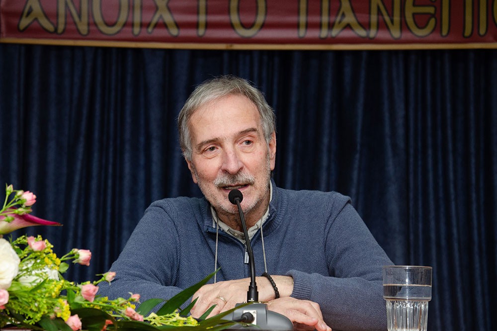 Μια ακόμη εκδήλωση ολοκληρώθηκε με εξαιρετική επιτυχία την Δευτέρα 29-01-2024 από την Σχολή Γονέων – Ανοικτό Πανεπιστήμιο Κατερίνης στο Συνεδριακό Κέντρο Κατερίνης με επίσημο καλεσμένο ομιλητή αυτή την φορά τον Αστροφυσικό Δρ. Μάνο Δανέζη. Ο τίτλος της εκδήλωσης ήταν: «Οι παράλληλες κοσμολογικές προτάσεις Δημοκρίτου & Riemann». Η εκδήλωση έγινε σε Συνδιοργάνωση με το με το Δευτεροβάθμια Εκπαίδευση  Πιερίας. Την έναρξη της εκδήλωσης ξεκίνησε η Παραδοσιακή  Χορωδία Λιτοχώρου «ΑΝΑΣΑ» του Πολιτιστικού Ομίλου Λιτοχώρου υπό την διεύθυνση της μαέστρου κ. Μαρίκας Φωτοπούλου.