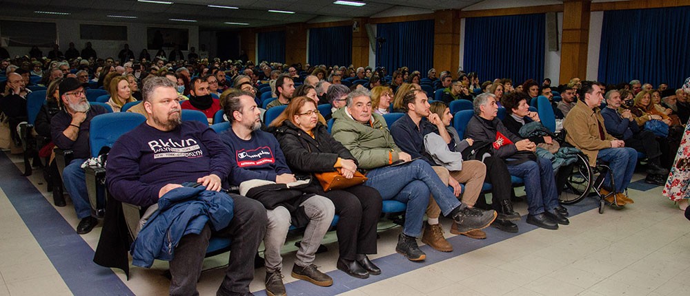 Μια ακόμη εκδήλωση ολοκληρώθηκε με εξαιρετική επιτυχία την Δευτέρα 29-01-2024 από την Σχολή Γονέων – Ανοικτό Πανεπιστήμιο Κατερίνης στο Συνεδριακό Κέντρο Κατερίνης με επίσημο καλεσμένο ομιλητή αυτή την φορά τον Αστροφυσικό Δρ. Μάνο Δανέζη. Ο τίτλος της εκδήλωσης ήταν: «Οι παράλληλες κοσμολογικές προτάσεις Δημοκρίτου & Riemann». Η εκδήλωση έγινε σε Συνδιοργάνωση με το με το Δευτεροβάθμια Εκπαίδευση  Πιερίας. Την έναρξη της εκδήλωσης ξεκίνησε η Παραδοσιακή  Χορωδία Λιτοχώρου «ΑΝΑΣΑ» του Πολιτιστικού Ομίλου Λιτοχώρου υπό την διεύθυνση της μαέστρου κ. Μαρίκας Φωτοπούλου.