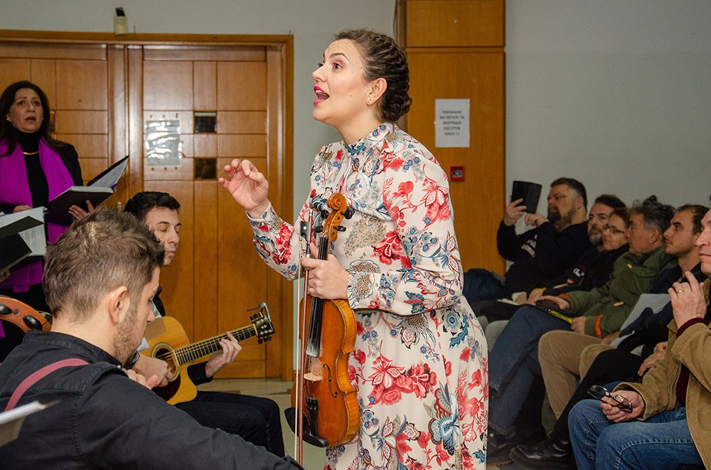 Μια ακόμη εκδήλωση ολοκληρώθηκε με εξαιρετική επιτυχία την Δευτέρα 29-01-2024 από την Σχολή Γονέων – Ανοικτό Πανεπιστήμιο Κατερίνης στο Συνεδριακό Κέντρο Κατερίνης με επίσημο καλεσμένο ομιλητή αυτή την φορά τον Αστροφυσικό Δρ. Μάνο Δανέζη. Ο τίτλος της εκδήλωσης ήταν: «Οι παράλληλες κοσμολογικές προτάσεις Δημοκρίτου & Riemann». Η εκδήλωση έγινε σε Συνδιοργάνωση με το με το Δευτεροβάθμια Εκπαίδευση  Πιερίας. Την έναρξη της εκδήλωσης ξεκίνησε η Παραδοσιακή  Χορωδία Λιτοχώρου «ΑΝΑΣΑ» του Πολιτιστικού Ομίλου Λιτοχώρου υπό την διεύθυνση της μαέστρου κ. Μαρίκας Φωτοπούλου.