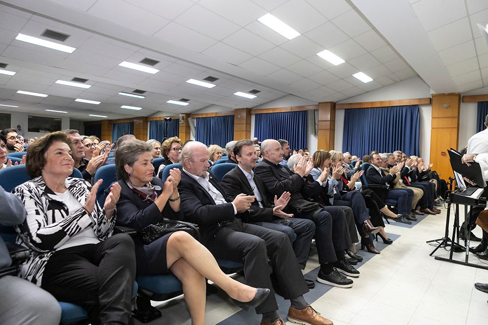 Με μεγάλη επιτυχία ολοκληρώθηκε η εκδήλωση της Σχολής Γονέων – Ανοικτό Πανεπιστήμιο Κατερίνης την Δευτέρα 30-10-2023 στο Συνεδριακό Κέντρο Κατερίνης σε Συνδιοργάνωση με την ΑΧΕΠΑ – Ελλάς Τμήμα Κατερίνης «ΟΛΥΜΙΟΣ ΖΕΥΣ» με επίσημο ομιλητή και καλεσμένο τον Καθηγητή Οικονομικής Γεωγραφίας & Γεωπολιτικής Θεωρίας ΕΚΠΑ κ. Ιωάννη Μάζη και θέμα: «Γεωπολιτικές Δυναμικές στην Μεσόγειο» Την έναρξη της εκδήλωσης ξεκίνησε η Δημοτική Χορωδία «Ιωάννης & Θεόφραστος Σακελλαρίδης» υπό την διεύθυνση του μαέστρου Ευθύμη Μαυρίδη.