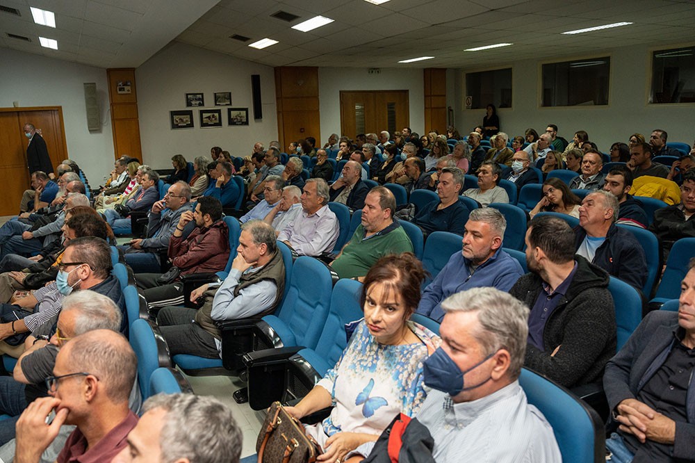 Με μεγάλη επιτυχία ολοκληρώθηκε η εκδήλωση της Σχολής Γονέων – Ανοικτό Πανεπιστήμιο Κατερίνης την Δευτέρα 30-10-2023 στο Συνεδριακό Κέντρο Κατερίνης σε Συνδιοργάνωση με την ΑΧΕΠΑ – Ελλάς Τμήμα Κατερίνης «ΟΛΥΜΙΟΣ ΖΕΥΣ» με επίσημο ομιλητή και καλεσμένο τον Καθηγητή Οικονομικής Γεωγραφίας & Γεωπολιτικής Θεωρίας ΕΚΠΑ κ. Ιωάννη Μάζη και θέμα: «Γεωπολιτικές Δυναμικές στην Μεσόγειο» Την έναρξη της εκδήλωσης ξεκίνησε η Δημοτική Χορωδία «Ιωάννης & Θεόφραστος Σακελλαρίδης» υπό την διεύθυνση του μαέστρου Ευθύμη Μαυρίδη.