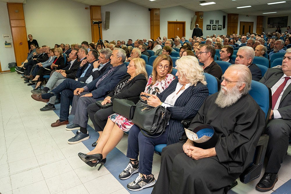 Με μεγάλη επιτυχία ολοκληρώθηκε η εκδήλωση της Σχολής Γονέων – Ανοικτό Πανεπιστήμιο Κατερίνης την Δευτέρα 30-10-2023 στο Συνεδριακό Κέντρο Κατερίνης σε Συνδιοργάνωση με την ΑΧΕΠΑ – Ελλάς Τμήμα Κατερίνης «ΟΛΥΜΙΟΣ ΖΕΥΣ» με επίσημο ομιλητή και καλεσμένο τον Καθηγητή Οικονομικής Γεωγραφίας & Γεωπολιτικής Θεωρίας ΕΚΠΑ κ. Ιωάννη Μάζη και θέμα: «Γεωπολιτικές Δυναμικές στην Μεσόγειο» Την έναρξη της εκδήλωσης ξεκίνησε η Δημοτική Χορωδία «Ιωάννης & Θεόφραστος Σακελλαρίδης» υπό την διεύθυνση του μαέστρου Ευθύμη Μαυρίδη.