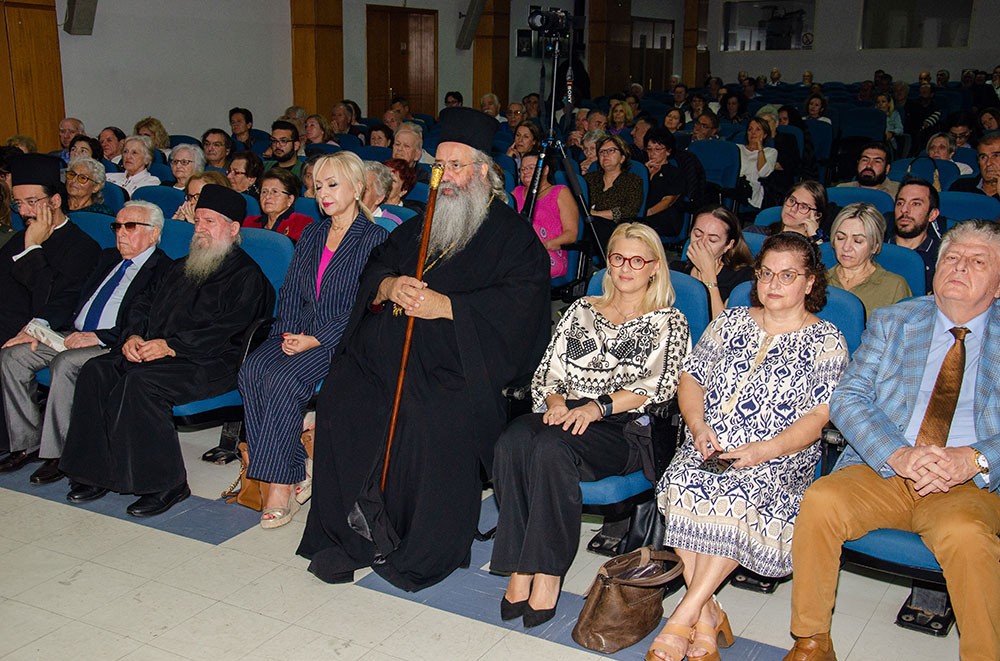 Με τον Σεβασμιώτατο Μητροπολίτη Πειραιώς π. Σεραφείμ ξεκίνησε το φετινό ταξίδι της για 36η χρονιά η Σχολή Γονέων – Ανοικτό Πανεπιστήμιο Κατερίνης την Δευτέρα 14 Οκτωβρίου 2024 στο Συνεδριακό Κέντρο Κατερίνης. Το θέμα της εκδήλωσης ήταν: «Το απόλυτο υπαρξιακόν ερώτημα: Υπάρχει Θεός; Ποιος είναι;» Η εκδήλωση έγινε σε Συνδιοργάνωση με την Ι.Μ. Κίτρους Κατερίνης & Πλαταμώνος. 