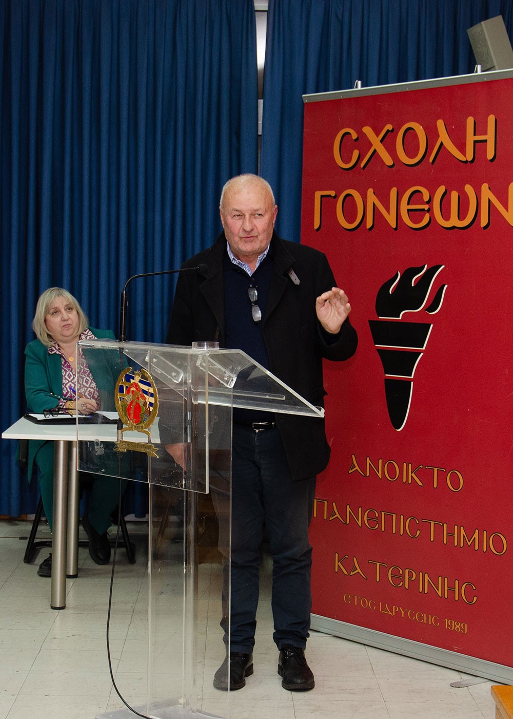 Μια εξαιρετική και γεμάτη νοήματα διάλεξη έδωσε την Δευτέρα 17 Φεβρουαρίου ο γνωστός δημοσιογράφος, Νομικός και Εκδότης της παλαιότερης εφημερίδας της χώρας μας της ΕΣΤΙΑΣ (η οποία το 2026 συμπληρώνει 150 χρόνια ζωής) κ. Μανώλης Κοττάκης στην Σχολή Γονέων – Ανοικτό Πανεπιστήμιο Κατερίνης με θέμα: «Η Ευρώπη σαπίζει…». Η εκδήλωση έγινε σε Συνδιοργάνωση με το Επιμελητήριο Πιερίας.