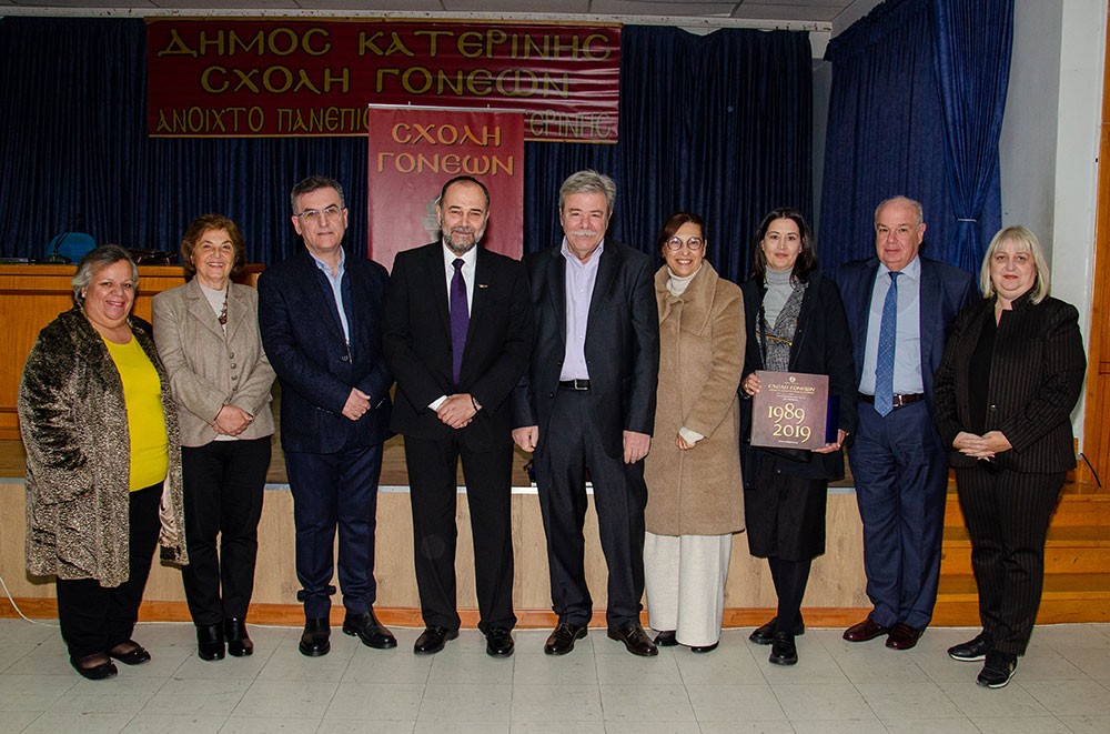 Μια εξαιρετικά αναλυτική παρουσίαση για τις «σύγχρονες χειρουργικές τεχνικές στην σπονδυλική στήλη» αλλά και τους «Αστικούς Μύθους στην Ιατρική» παρουσίασαν την 18-11-2024 στην Σχολή Γονέων – Ανοικτό Πανεπιστήμιο Κατερίνης ο Διευθυντής του τμήματος ενδοσκοπικής Χειρουργικής Σπονδυλικής στήλης κ. Σπυρίδων Σκριβιλιωτάκης και ο χειρουργός Ορθοπεδικός κ. Νικόλαος Ρηγόπουλος. Η εκδήλωση πραγματοποιήθηκε σε Συνδιοργάνωση με την εταιρεία «ΑΜΒΡΟΣΙΑΔΗΣ κοτόπουλα Ολύμπου Α.Ε.Β.Ε.».