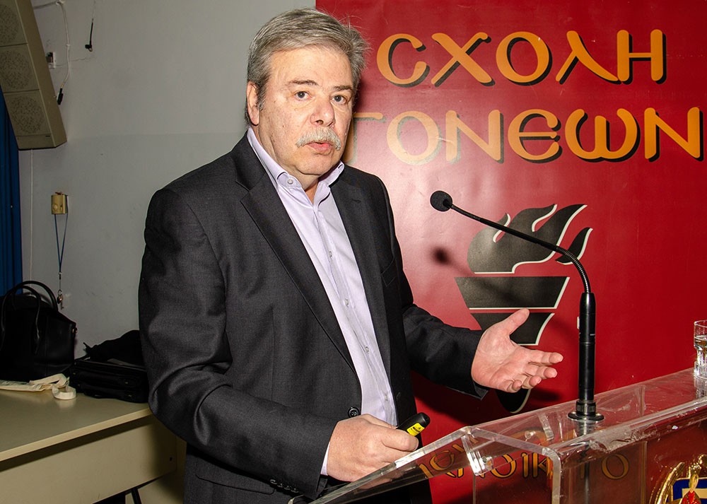 Μια εξαιρετικά αναλυτική παρουσίαση για τις «σύγχρονες χειρουργικές τεχνικές στην σπονδυλική στήλη» αλλά και τους «Αστικούς Μύθους στην Ιατρική» παρουσίασαν την 18-11-2024 στην Σχολή Γονέων – Ανοικτό Πανεπιστήμιο Κατερίνης ο Διευθυντής του τμήματος ενδοσκοπικής Χειρουργικής Σπονδυλικής στήλης κ. Σπυρίδων Σκριβιλιωτάκης και ο χειρουργός Ορθοπεδικός κ. Νικόλαος Ρηγόπουλος. Η εκδήλωση πραγματοποιήθηκε σε Συνδιοργάνωση με την εταιρεία «ΑΜΒΡΟΣΙΑΔΗΣ κοτόπουλα Ολύμπου Α.Ε.Β.Ε.».