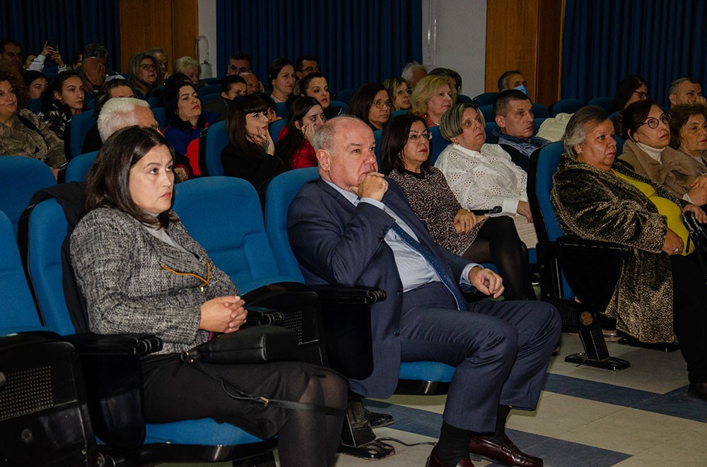 Μια εξαιρετικά αναλυτική παρουσίαση για τις «σύγχρονες χειρουργικές τεχνικές στην σπονδυλική στήλη» αλλά και τους «Αστικούς Μύθους στην Ιατρική» παρουσίασαν την 18-11-2024 στην Σχολή Γονέων – Ανοικτό Πανεπιστήμιο Κατερίνης ο Διευθυντής του τμήματος ενδοσκοπικής Χειρουργικής Σπονδυλικής στήλης κ. Σπυρίδων Σκριβιλιωτάκης και ο χειρουργός Ορθοπεδικός κ. Νικόλαος Ρηγόπουλος. Η εκδήλωση πραγματοποιήθηκε σε Συνδιοργάνωση με την εταιρεία «ΑΜΒΡΟΣΙΑΔΗΣ κοτόπουλα Ολύμπου Α.Ε.Β.Ε.».