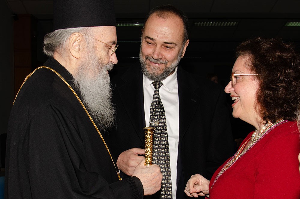 Την Δευτέρα 20 του μηνός Ιανουαρίου έγινε  η πρώτη ομιλία για το έτος 2025 με ομιλητή τον Μητροπολίτη Ναύπακτου & Αγίου Βλασίου κκ Ιερόθεο. Ο σεπτός Μητροπολίτης με πλούσιο συγγραφικό έργο, 130 βιβλία, από τα οποία 118 μεταφράστηκαν σε ξένες γλώσσες, Βιβλία που έγιναν αντικείμενο διατριβών καθήλωσε το ακροατήριο της Σχολής με τον γλυκό λόγο και την ταπείνωση που εξέπεμπε. Θέμα της ομιλίας του «Κονίτσης Σεβαστιανός. Ένας Άγιος Επίσκοπος».  Ήταν μια κατάθεση ψυχής του πνευματικού υιού π. Ιεροθέου προς τον πνευματικό του πατέρα κυρό Σεβαστιανό η οποία γοήτευσε το κοινό. Ήταν μια ξενάγηση στον έσω άνθρωπο του π. Σεβαστιανού μέσα από τις Επιστολές του.