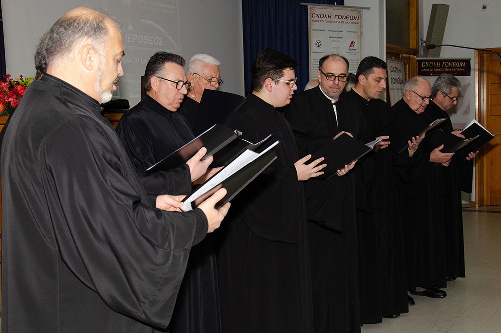 Την Δευτέρα 20 του μηνός Ιανουαρίου έγινε  η πρώτη ομιλία για το έτος 2025 με ομιλητή τον Μητροπολίτη Ναύπακτου & Αγίου Βλασίου κκ Ιερόθεο. Ο σεπτός Μητροπολίτης με πλούσιο συγγραφικό έργο, 130 βιβλία, από τα οποία 118 μεταφράστηκαν σε ξένες γλώσσες, Βιβλία που έγιναν αντικείμενο διατριβών καθήλωσε το ακροατήριο της Σχολής με τον γλυκό λόγο και την ταπείνωση που εξέπεμπε. Θέμα της ομιλίας του «Κονίτσης Σεβαστιανός. Ένας Άγιος Επίσκοπος».  Ήταν μια κατάθεση ψυχής του πνευματικού υιού π. Ιεροθέου προς τον πνευματικό του πατέρα κυρό Σεβαστιανό η οποία γοήτευσε το κοινό. Ήταν μια ξενάγηση στον έσω άνθρωπο του π. Σεβαστιανού μέσα από τις Επιστολές του.
