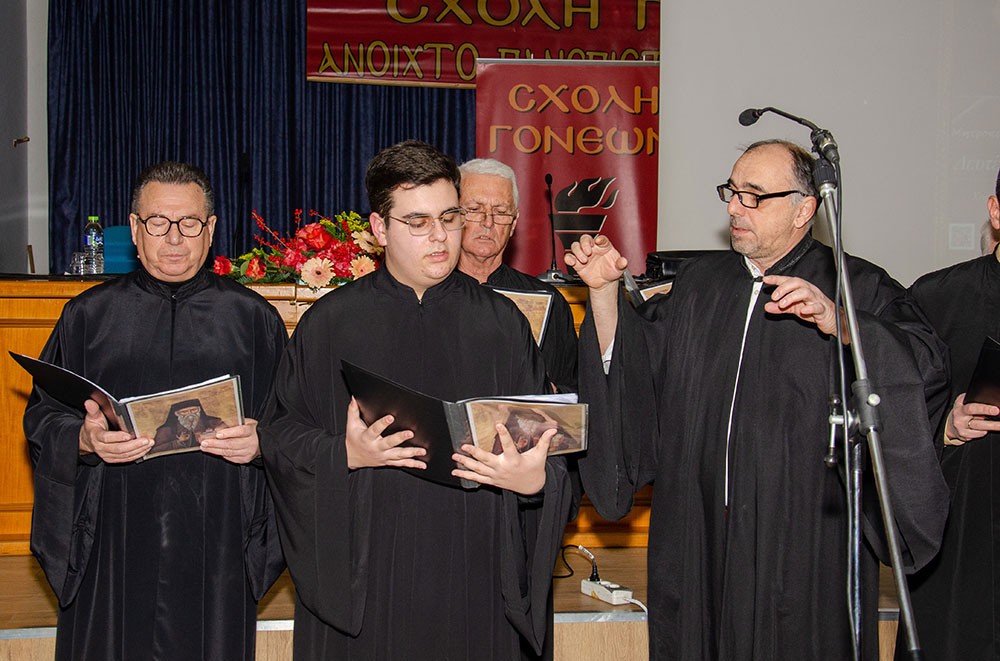 Την Δευτέρα 20 του μηνός Ιανουαρίου έγινε  η πρώτη ομιλία για το έτος 2025 με ομιλητή τον Μητροπολίτη Ναύπακτου & Αγίου Βλασίου κκ Ιερόθεο. Ο σεπτός Μητροπολίτης με πλούσιο συγγραφικό έργο, 130 βιβλία, από τα οποία 118 μεταφράστηκαν σε ξένες γλώσσες, Βιβλία που έγιναν αντικείμενο διατριβών καθήλωσε το ακροατήριο της Σχολής με τον γλυκό λόγο και την ταπείνωση που εξέπεμπε. Θέμα της ομιλίας του «Κονίτσης Σεβαστιανός. Ένας Άγιος Επίσκοπος».  Ήταν μια κατάθεση ψυχής του πνευματικού υιού π. Ιεροθέου προς τον πνευματικό του πατέρα κυρό Σεβαστιανό η οποία γοήτευσε το κοινό. Ήταν μια ξενάγηση στον έσω άνθρωπο του π. Σεβαστιανού μέσα από τις Επιστολές του.
