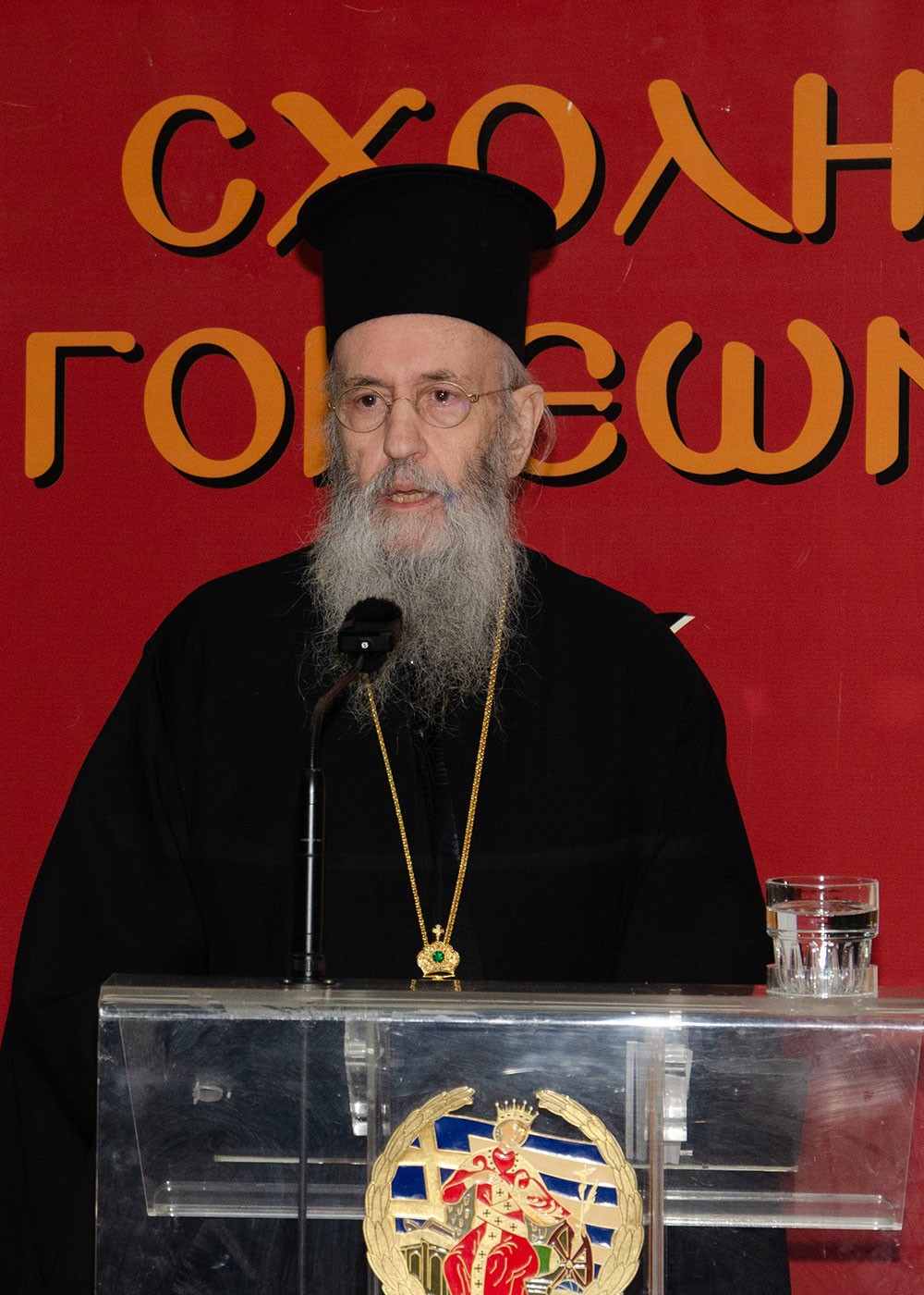 Την Δευτέρα 20 του μηνός Ιανουαρίου έγινε  η πρώτη ομιλία για το έτος 2025 με ομιλητή τον Μητροπολίτη Ναύπακτου & Αγίου Βλασίου κκ Ιερόθεο. Ο σεπτός Μητροπολίτης με πλούσιο συγγραφικό έργο, 130 βιβλία, από τα οποία 118 μεταφράστηκαν σε ξένες γλώσσες, Βιβλία που έγιναν αντικείμενο διατριβών καθήλωσε το ακροατήριο της Σχολής με τον γλυκό λόγο και την ταπείνωση που εξέπεμπε. Θέμα της ομιλίας του «Κονίτσης Σεβαστιανός. Ένας Άγιος Επίσκοπος».  Ήταν μια κατάθεση ψυχής του πνευματικού υιού π. Ιεροθέου προς τον πνευματικό του πατέρα κυρό Σεβαστιανό η οποία γοήτευσε το κοινό. Ήταν μια ξενάγηση στον έσω άνθρωπο του π. Σεβαστιανού μέσα από τις Επιστολές του.