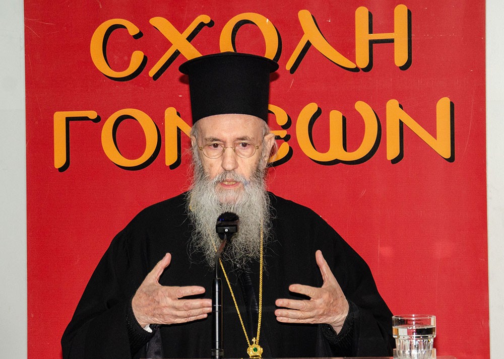 Την Δευτέρα 20 του μηνός Ιανουαρίου έγινε  η πρώτη ομιλία για το έτος 2025 με ομιλητή τον Μητροπολίτη Ναύπακτου & Αγίου Βλασίου κκ Ιερόθεο. Ο σεπτός Μητροπολίτης με πλούσιο συγγραφικό έργο, 130 βιβλία, από τα οποία 118 μεταφράστηκαν σε ξένες γλώσσες, Βιβλία που έγιναν αντικείμενο διατριβών καθήλωσε το ακροατήριο της Σχολής με τον γλυκό λόγο και την ταπείνωση που εξέπεμπε. Θέμα της ομιλίας του «Κονίτσης Σεβαστιανός. Ένας Άγιος Επίσκοπος».  Ήταν μια κατάθεση ψυχής του πνευματικού υιού π. Ιεροθέου προς τον πνευματικό του πατέρα κυρό Σεβαστιανό η οποία γοήτευσε το κοινό. Ήταν μια ξενάγηση στον έσω άνθρωπο του π. Σεβαστιανού μέσα από τις Επιστολές του.