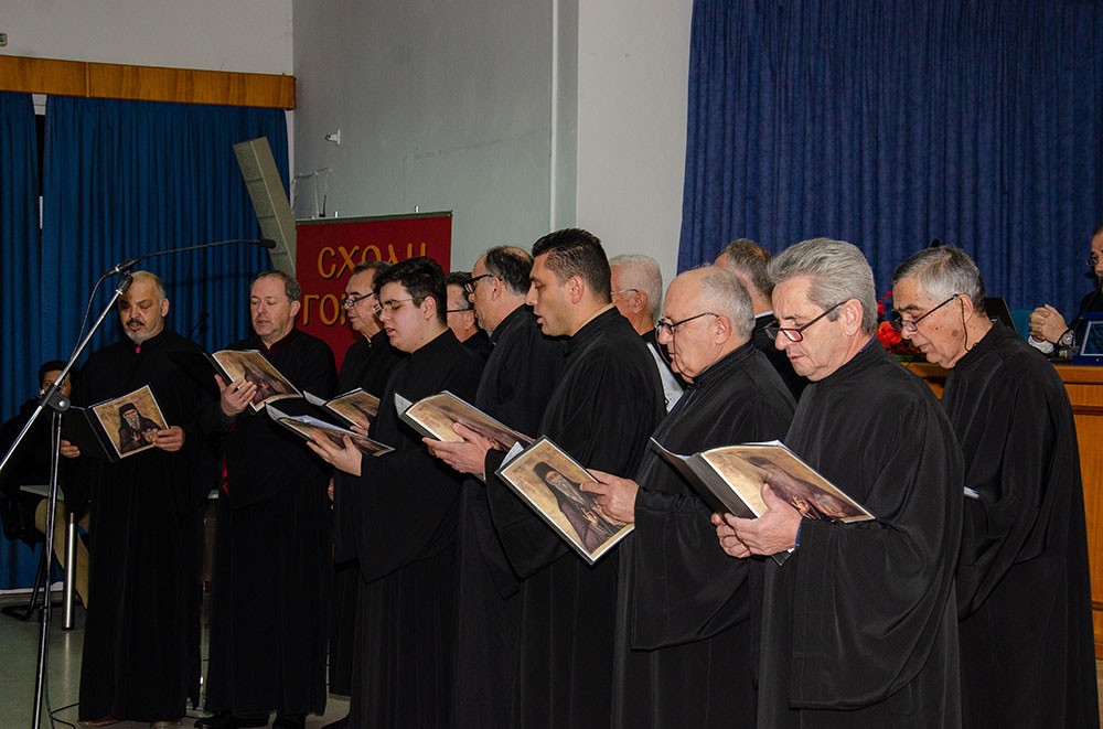Την Δευτέρα 20 του μηνός Ιανουαρίου έγινε  η πρώτη ομιλία για το έτος 2025 με ομιλητή τον Μητροπολίτη Ναύπακτου & Αγίου Βλασίου κκ Ιερόθεο. Ο σεπτός Μητροπολίτης με πλούσιο συγγραφικό έργο, 130 βιβλία, από τα οποία 118 μεταφράστηκαν σε ξένες γλώσσες, Βιβλία που έγιναν αντικείμενο διατριβών καθήλωσε το ακροατήριο της Σχολής με τον γλυκό λόγο και την ταπείνωση που εξέπεμπε. Θέμα της ομιλίας του «Κονίτσης Σεβαστιανός. Ένας Άγιος Επίσκοπος».  Ήταν μια κατάθεση ψυχής του πνευματικού υιού π. Ιεροθέου προς τον πνευματικό του πατέρα κυρό Σεβαστιανό η οποία γοήτευσε το κοινό. Ήταν μια ξενάγηση στον έσω άνθρωπο του π. Σεβαστιανού μέσα από τις Επιστολές του.
