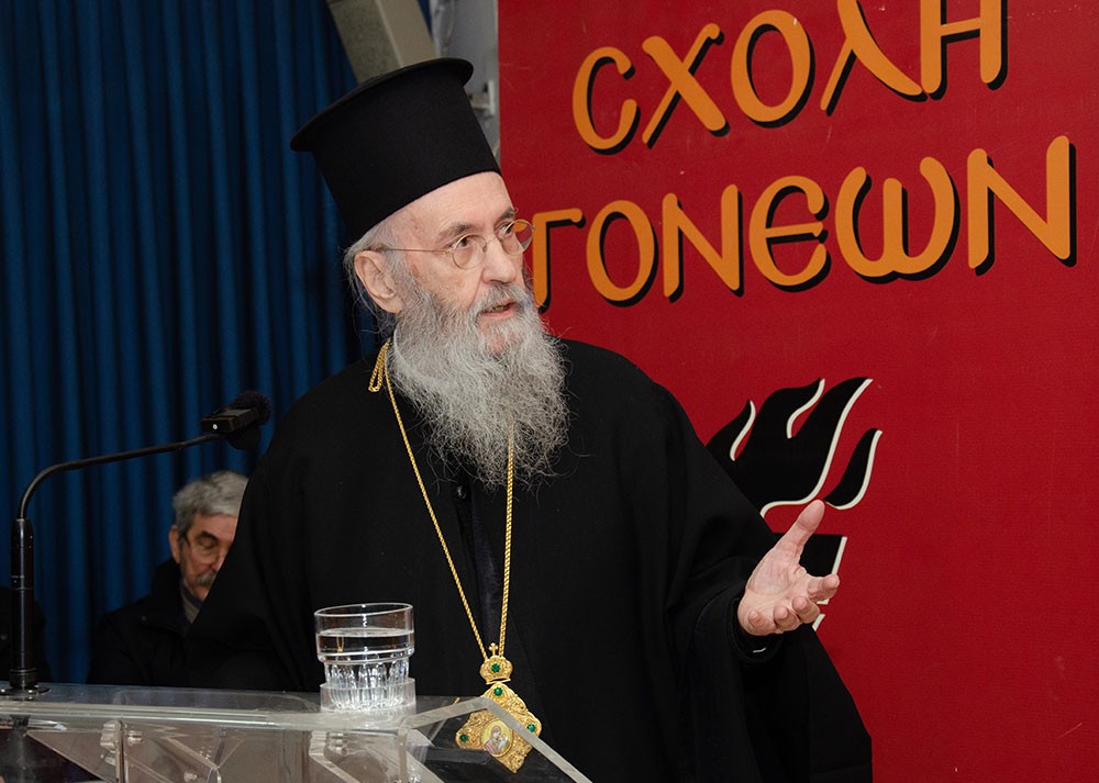 Την Δευτέρα 20 του μηνός Ιανουαρίου έγινε  η πρώτη ομιλία για το έτος 2025 με ομιλητή τον Μητροπολίτη Ναύπακτου & Αγίου Βλασίου κκ Ιερόθεο. Ο σεπτός Μητροπολίτης με πλούσιο συγγραφικό έργο, 130 βιβλία, από τα οποία 118 μεταφράστηκαν σε ξένες γλώσσες, Βιβλία που έγιναν αντικείμενο διατριβών καθήλωσε το ακροατήριο της Σχολής με τον γλυκό λόγο και την ταπείνωση που εξέπεμπε. Θέμα της ομιλίας του «Κονίτσης Σεβαστιανός. Ένας Άγιος Επίσκοπος».  Ήταν μια κατάθεση ψυχής του πνευματικού υιού π. Ιεροθέου προς τον πνευματικό του πατέρα κυρό Σεβαστιανό η οποία γοήτευσε το κοινό. Ήταν μια ξενάγηση στον έσω άνθρωπο του π. Σεβαστιανού μέσα από τις Επιστολές του.