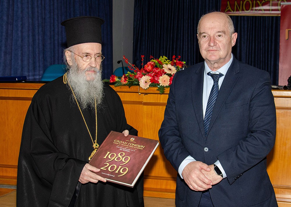 Την Δευτέρα 20 του μηνός Ιανουαρίου έγινε  η πρώτη ομιλία για το έτος 2025 με ομιλητή τον Μητροπολίτη Ναύπακτου & Αγίου Βλασίου κκ Ιερόθεο. Ο σεπτός Μητροπολίτης με πλούσιο συγγραφικό έργο, 130 βιβλία, από τα οποία 118 μεταφράστηκαν σε ξένες γλώσσες, Βιβλία που έγιναν αντικείμενο διατριβών καθήλωσε το ακροατήριο της Σχολής με τον γλυκό λόγο και την ταπείνωση που εξέπεμπε. Θέμα της ομιλίας του «Κονίτσης Σεβαστιανός. Ένας Άγιος Επίσκοπος».  Ήταν μια κατάθεση ψυχής του πνευματικού υιού π. Ιεροθέου προς τον πνευματικό του πατέρα κυρό Σεβαστιανό η οποία γοήτευσε το κοινό. Ήταν μια ξενάγηση στον έσω άνθρωπο του π. Σεβαστιανού μέσα από τις Επιστολές του.