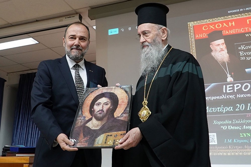 Την Δευτέρα 20 του μηνός Ιανουαρίου έγινε  η πρώτη ομιλία για το έτος 2025 με ομιλητή τον Μητροπολίτη Ναύπακτου & Αγίου Βλασίου κκ Ιερόθεο. Ο σεπτός Μητροπολίτης με πλούσιο συγγραφικό έργο, 130 βιβλία, από τα οποία 118 μεταφράστηκαν σε ξένες γλώσσες, Βιβλία που έγιναν αντικείμενο διατριβών καθήλωσε το ακροατήριο της Σχολής με τον γλυκό λόγο και την ταπείνωση που εξέπεμπε. Θέμα της ομιλίας του «Κονίτσης Σεβαστιανός. Ένας Άγιος Επίσκοπος».  Ήταν μια κατάθεση ψυχής του πνευματικού υιού π. Ιεροθέου προς τον πνευματικό του πατέρα κυρό Σεβαστιανό η οποία γοήτευσε το κοινό. Ήταν μια ξενάγηση στον έσω άνθρωπο του π. Σεβαστιανού μέσα από τις Επιστολές του.