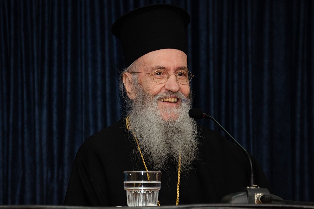 Την Δευτέρα 20 του μηνός Ιανουαρίου έγινε  η πρώτη ομιλία για το έτος 2025 με ομιλητή τον Μητροπολίτη Ναύπακτου & Αγίου Βλασίου κκ Ιερόθεο. Ο σεπτός Μητροπολίτης με πλούσιο συγγραφικό έργο, 130 βιβλία, από τα οποία 118 μεταφράστηκαν σε ξένες γλώσσες, Βιβλία που έγιναν αντικείμενο διατριβών καθήλωσε το ακροατήριο της Σχολής με τον γλυκό λόγο και την ταπείνωση που εξέπεμπε. Θέμα της ομιλίας του «Κονίτσης Σεβαστιανός. Ένας Άγιος Επίσκοπος».  Ήταν μια κατάθεση ψυχής του πνευματικού υιού π. Ιεροθέου προς τον πνευματικό του πατέρα κυρό Σεβαστιανό η οποία γοήτευσε το κοινό. Ήταν μια ξενάγηση στον έσω άνθρωπο του π. Σεβαστιανού μέσα από τις Επιστολές του.
