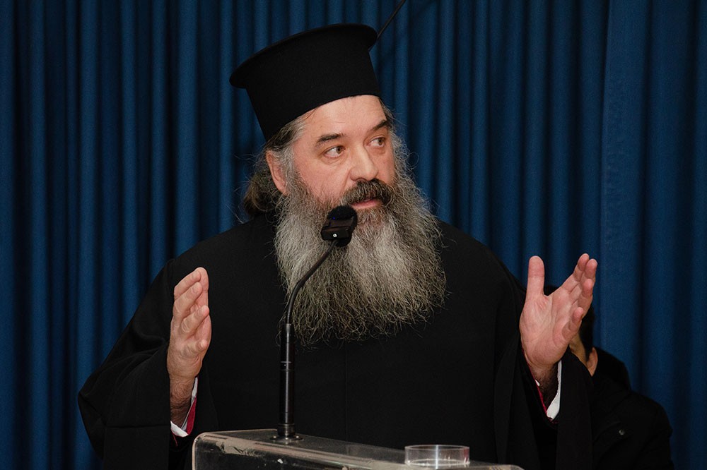 Την Δευτέρα 20 του μηνός Ιανουαρίου έγινε  η πρώτη ομιλία για το έτος 2025 με ομιλητή τον Μητροπολίτη Ναύπακτου & Αγίου Βλασίου κκ Ιερόθεο. Ο σεπτός Μητροπολίτης με πλούσιο συγγραφικό έργο, 130 βιβλία, από τα οποία 118 μεταφράστηκαν σε ξένες γλώσσες, Βιβλία που έγιναν αντικείμενο διατριβών καθήλωσε το ακροατήριο της Σχολής με τον γλυκό λόγο και την ταπείνωση που εξέπεμπε. Θέμα της ομιλίας του «Κονίτσης Σεβαστιανός. Ένας Άγιος Επίσκοπος».  Ήταν μια κατάθεση ψυχής του πνευματικού υιού π. Ιεροθέου προς τον πνευματικό του πατέρα κυρό Σεβαστιανό η οποία γοήτευσε το κοινό. Ήταν μια ξενάγηση στον έσω άνθρωπο του π. Σεβαστιανού μέσα από τις Επιστολές του.