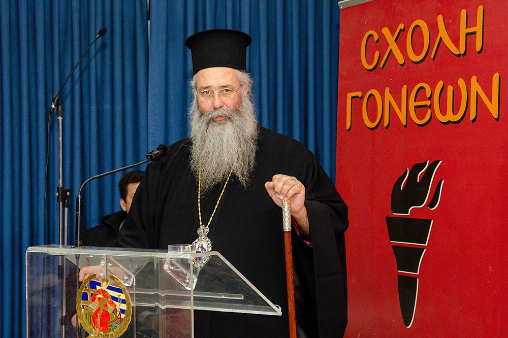 Την Δευτέρα 20 του μηνός Ιανουαρίου έγινε  η πρώτη ομιλία για το έτος 2025 με ομιλητή τον Μητροπολίτη Ναύπακτου & Αγίου Βλασίου κκ Ιερόθεο. Ο σεπτός Μητροπολίτης με πλούσιο συγγραφικό έργο, 130 βιβλία, από τα οποία 118 μεταφράστηκαν σε ξένες γλώσσες, Βιβλία που έγιναν αντικείμενο διατριβών καθήλωσε το ακροατήριο της Σχολής με τον γλυκό λόγο και την ταπείνωση που εξέπεμπε. Θέμα της ομιλίας του «Κονίτσης Σεβαστιανός. Ένας Άγιος Επίσκοπος».  Ήταν μια κατάθεση ψυχής του πνευματικού υιού π. Ιεροθέου προς τον πνευματικό του πατέρα κυρό Σεβαστιανό η οποία γοήτευσε το κοινό. Ήταν μια ξενάγηση στον έσω άνθρωπο του π. Σεβαστιανού μέσα από τις Επιστολές του.