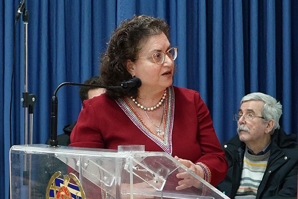 Την Δευτέρα 20 του μηνός Ιανουαρίου έγινε  η πρώτη ομιλία για το έτος 2025 με ομιλητή τον Μητροπολίτη Ναύπακτου & Αγίου Βλασίου κκ Ιερόθεο. Ο σεπτός Μητροπολίτης με πλούσιο συγγραφικό έργο, 130 βιβλία, από τα οποία 118 μεταφράστηκαν σε ξένες γλώσσες, Βιβλία που έγιναν αντικείμενο διατριβών καθήλωσε το ακροατήριο της Σχολής με τον γλυκό λόγο και την ταπείνωση που εξέπεμπε. Θέμα της ομιλίας του «Κονίτσης Σεβαστιανός. Ένας Άγιος Επίσκοπος».  Ήταν μια κατάθεση ψυχής του πνευματικού υιού π. Ιεροθέου προς τον πνευματικό του πατέρα κυρό Σεβαστιανό η οποία γοήτευσε το κοινό. Ήταν μια ξενάγηση στον έσω άνθρωπο του π. Σεβαστιανού μέσα από τις Επιστολές του.