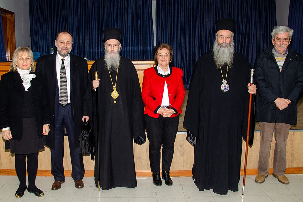 Την Δευτέρα 20 του μηνός Ιανουαρίου έγινε  η πρώτη ομιλία για το έτος 2025 με ομιλητή τον Μητροπολίτη Ναύπακτου & Αγίου Βλασίου κκ Ιερόθεο. Ο σεπτός Μητροπολίτης με πλούσιο συγγραφικό έργο, 130 βιβλία, από τα οποία 118 μεταφράστηκαν σε ξένες γλώσσες, Βιβλία που έγιναν αντικείμενο διατριβών καθήλωσε το ακροατήριο της Σχολής με τον γλυκό λόγο και την ταπείνωση που εξέπεμπε. Θέμα της ομιλίας του «Κονίτσης Σεβαστιανός. Ένας Άγιος Επίσκοπος».  Ήταν μια κατάθεση ψυχής του πνευματικού υιού π. Ιεροθέου προς τον πνευματικό του πατέρα κυρό Σεβαστιανό η οποία γοήτευσε το κοινό. Ήταν μια ξενάγηση στον έσω άνθρωπο του π. Σεβαστιανού μέσα από τις Επιστολές του.