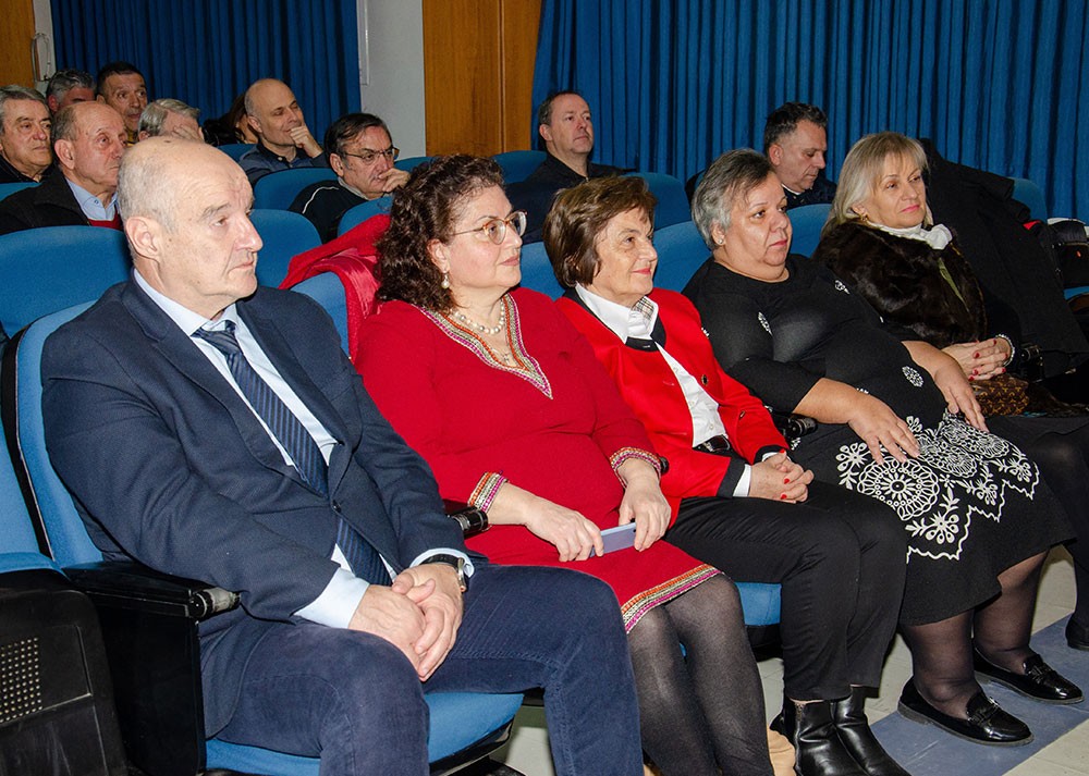 Την Δευτέρα 20 του μηνός Ιανουαρίου έγινε  η πρώτη ομιλία για το έτος 2025 με ομιλητή τον Μητροπολίτη Ναύπακτου & Αγίου Βλασίου κκ Ιερόθεο. Ο σεπτός Μητροπολίτης με πλούσιο συγγραφικό έργο, 130 βιβλία, από τα οποία 118 μεταφράστηκαν σε ξένες γλώσσες, Βιβλία που έγιναν αντικείμενο διατριβών καθήλωσε το ακροατήριο της Σχολής με τον γλυκό λόγο και την ταπείνωση που εξέπεμπε. Θέμα της ομιλίας του «Κονίτσης Σεβαστιανός. Ένας Άγιος Επίσκοπος».  Ήταν μια κατάθεση ψυχής του πνευματικού υιού π. Ιεροθέου προς τον πνευματικό του πατέρα κυρό Σεβαστιανό η οποία γοήτευσε το κοινό. Ήταν μια ξενάγηση στον έσω άνθρωπο του π. Σεβαστιανού μέσα από τις Επιστολές του.