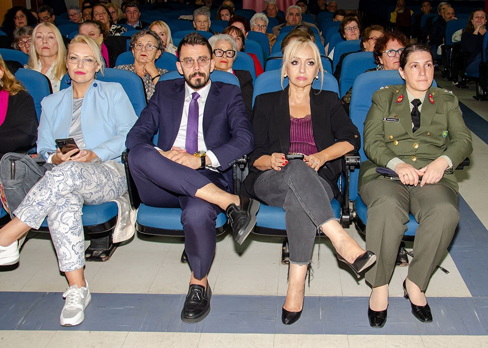 Με μεγάλη επιτυχία ολοκληρώθηκε την Δευτέρα 21-10-2024 στη Σχολή Γονέων – Ανοικτό Πανεπιστήμιο Κατερίνης στο Συνεδριακό Κέντρο Κατερίνης με επίσημη καλεσμένη την  ομότιμη Καθηγήτρια της Νομικής Σχολής του Α.Π.Θ. κα Θεοφανώ Παπαζήση. Το θέμα της εκδήλωσης ήταν: «Κακή Άσκηση Γονικής Μέριμνας» Η εκδήλωση έγινε σε Συνδιοργάνωση με το με το Δικηγορικό Σύλλογο Πιερίας 