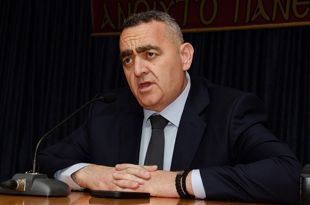 Ο Ευρωβουλευτής Φρέντη Μπελέρης «άνοιξε» την ψυχή του την Κυριακή 9 Μαρτίου 2025 στο Ανοικτό Πανεπιστήμιο Κατερίνης:  Έχω ζήσει την μισή μου ζωή εκτός της Ε.Ε. και την άλλη μισή μου εντός. Πιστέψτε με εντός είναι ασύγκριτα καλύτερα. Ο Έντυ Ράμα είναι υπάλληλος του Ερντογάν. Οι Γερμανοί στέλνουν στην Αλβανία τοξικά απόβλητα. Οι Ιταλοί μετανάστες. Αν δεν επιστραφούν οι περιουσίες των Ελλήνων στην Βόρεια Ήπειρο θα αδειάσει η Εθνική Μειονότητα! Για την ασφάλεια του Ελληνικού κράτους πρέπει να μείνουν οι Βορειοηπειρώτες στην Βόρεια Ήπειρο. Θεωρώ άτιμο και προσβλητικό να μην έχουν δικαίωμα οι πολίτες της Αλβανίας στην περιουσία τους και στο να εκλέγουν όποιον επιθυμούν. Η Δικαιοσύνη στην Αλβανία ελέγχεται πλήρως από το καθεστώς το οποίο είναι μια σύγχρονη και εκμοντερνισμένη δικατατορία. Ο μακαριστός Αρχιεπίσκοπος Τιράνων, κυρός Αναστάσιος του εκμυστηρεύτηκε: «Δυστυχώς δεν μας θέλουν!». Η «Βόρεια Ήπειρος» αποτελεί το πιο ένδοξο κομμάτι της Ιστορίας και δεν δίνεται χάρισμα σε κανέναν. Είναι ΑΔΙΚΟ να παραχωρήσουμε τα ιστορικά μας δικαιώματα!