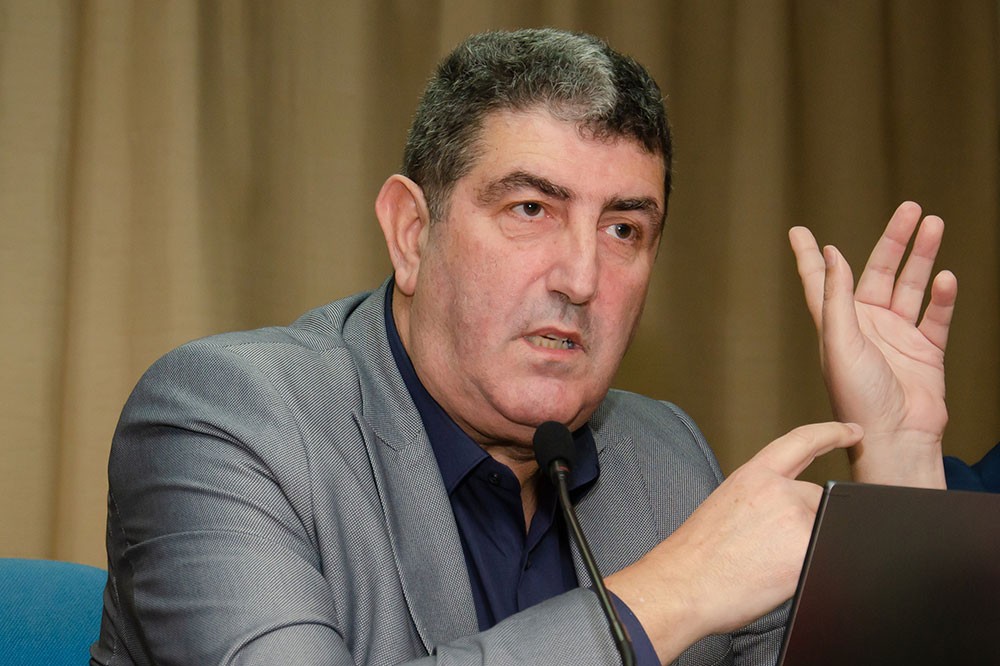 Το θέμα της εξαιρετικής  ομιλίας την Δευτέρα 1-12-2025 του κ. Παπαπροδρόμου ήταν: «Η οικονομική διάσταση του κυβερνοεγκλήματος».  Θέμα τεράστιο και με πολλές διαστάσεις πέραν της οικονομικής. Η εκδήλωση έγινε σε Συνδιοργάνωση με την Διεύθυνση Αστυνομίας Πιερίας.