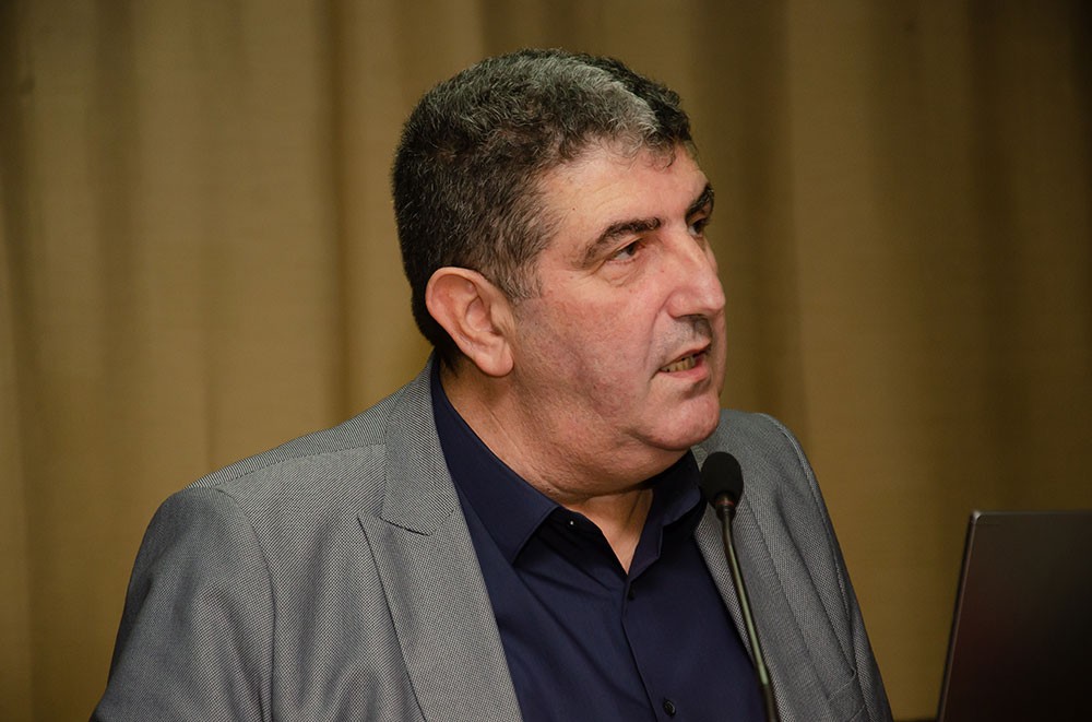 Το θέμα της εξαιρετικής  ομιλίας την Δευτέρα 1-12-2025 του κ. Παπαπροδρόμου ήταν: «Η οικονομική διάσταση του κυβερνοεγκλήματος».  Θέμα τεράστιο και με πολλές διαστάσεις πέραν της οικονομικής. Η εκδήλωση έγινε σε Συνδιοργάνωση με την Διεύθυνση Αστυνομίας Πιερίας.