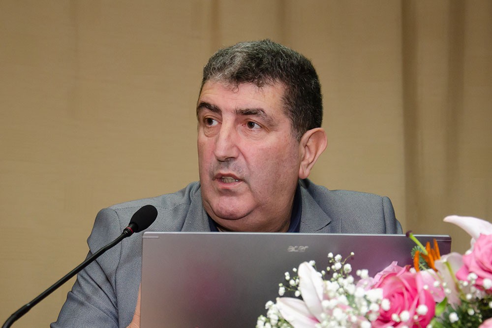 Το θέμα της εξαιρετικής  ομιλίας την Δευτέρα 1-12-2025 του κ. Παπαπροδρόμου ήταν: «Η οικονομική διάσταση του κυβερνοεγκλήματος».  Θέμα τεράστιο και με πολλές διαστάσεις πέραν της οικονομικής. Η εκδήλωση έγινε σε Συνδιοργάνωση με την Διεύθυνση Αστυνομίας Πιερίας.