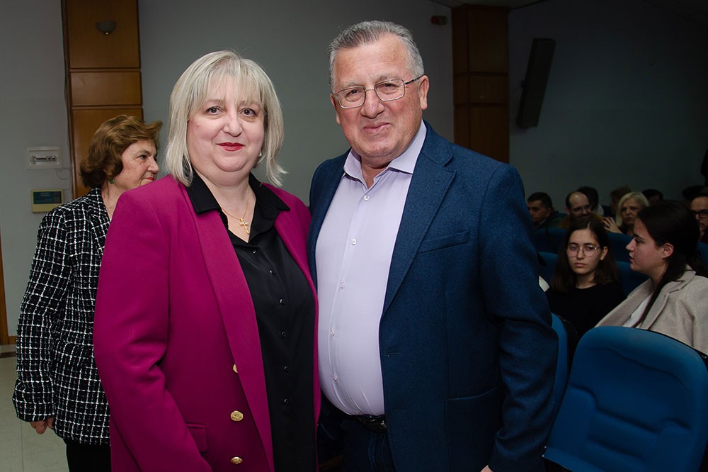 «Γνωριμία» με έναν Άγιο. Τον Άγιο Ιερώνυμο τον Σιμωνοπετρίτη είχαν την χαρά και την Ευλογία να γνωρίσουν οι φίλοι της Σχολής&nbsp; Γονέων Κατερίνης την Δευτέρα 10-11-2025 μέσα από την ομιλία του ιερομονάχου π. Μύρωνος Σιμωνοπετρίτη ο οποίος με γλαφυρό τρόπο παρουσίασε την βιωτή του Οσίου Ιερώνυμου Σιμωνοπετρίτη, του Μικρασιάτη.