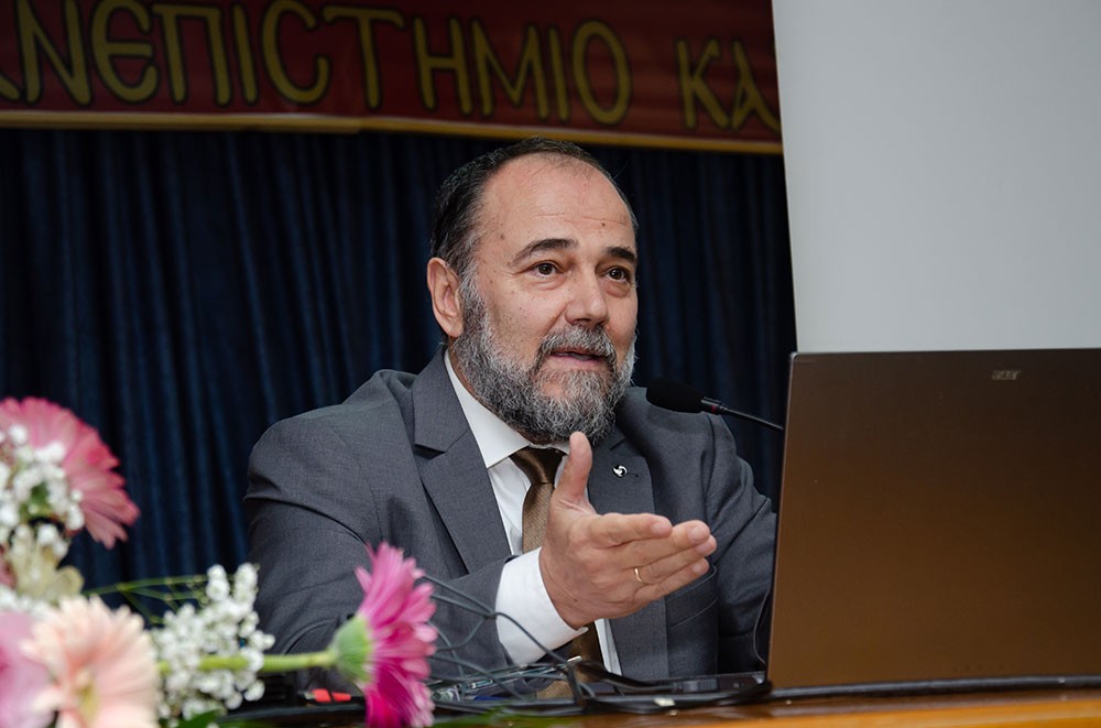 «Γνωριμία» με έναν Άγιο. Τον Άγιο Ιερώνυμο τον Σιμωνοπετρίτη είχαν την χαρά και την Ευλογία να γνωρίσουν οι φίλοι της Σχολής&nbsp; Γονέων Κατερίνης την Δευτέρα 10-11-2025 μέσα από την ομιλία του ιερομονάχου π. Μύρωνος Σιμωνοπετρίτη ο οποίος με γλαφυρό τρόπο παρουσίασε την βιωτή του Οσίου Ιερώνυμου Σιμωνοπετρίτη, του Μικρασιάτη.