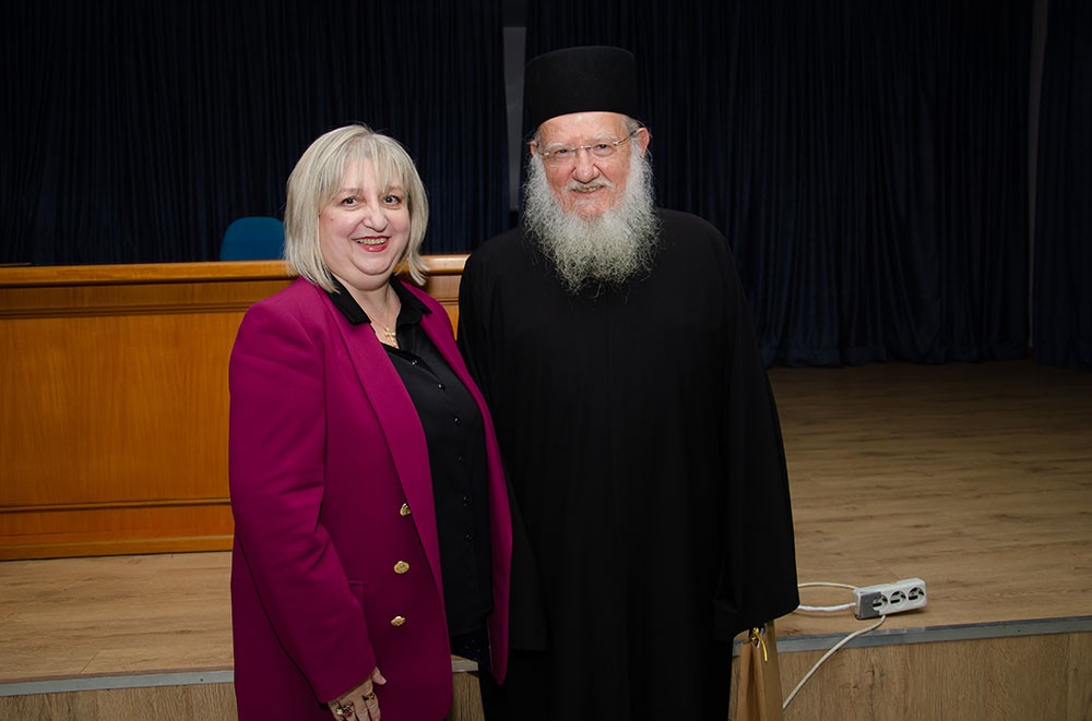 «Γνωριμία» με έναν Άγιο. Τον Άγιο Ιερώνυμο τον Σιμωνοπετρίτη είχαν την χαρά και την Ευλογία να γνωρίσουν οι φίλοι της Σχολής&nbsp; Γονέων Κατερίνης την Δευτέρα 10-11-2025 μέσα από την ομιλία του ιερομονάχου π. Μύρωνος Σιμωνοπετρίτη ο οποίος με γλαφυρό τρόπο παρουσίασε την βιωτή του Οσίου Ιερώνυμου Σιμωνοπετρίτη, του Μικρασιάτη.