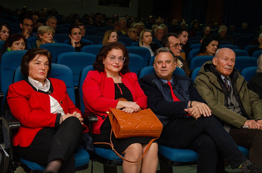 Για την κλιματική μεταβλητότητα  η οποία οφείλεται σε φυσικές αλλά και ανθρωπογενείς αιτίες μίλησε ο γεωπόνος με Μεταπτυχιακό στην Αειφορική Γεωργία και Υποψήφιος Διδάκτωρ Εδαφολογίας κ. Βασίλειος Έξαρχος με θέμα: «Υπάρχει κλιματική αλλαγή;» την Δευτέρα 16 Μαρτίου 2026 στο Ανοικτό Πανεπιστήμιο Κατερίνης. Η εκδήλωση πραγματοποιήθηκε σε Συνδιοργάνωση με την Δευτεροβάθμια Εκπαίδευση Πιερίας. 