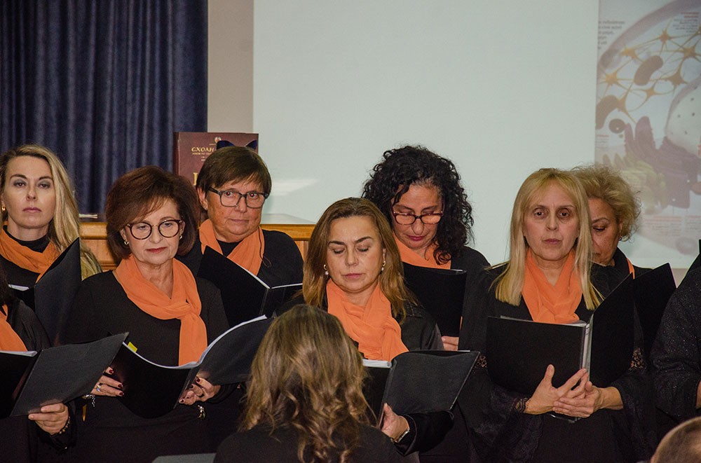 Η κ.  Μαρία Γκόσμα, μαία και συγγραφέας ήταν η επίσημη ομιλήτρια την Δευτέρα 17-11-2025 στην Σχολή Γονέων Κατερίνης με θέμα: «Δημιουργία Ζωής» και περιέγραψε -ολιστικά- την βιολογική και ψυχοπνευματική μας ανάπτυξη και εξέλιξη κατά την ενδομήτρια ζωή μας, με απλό και  κατανοητό τρόπο. 