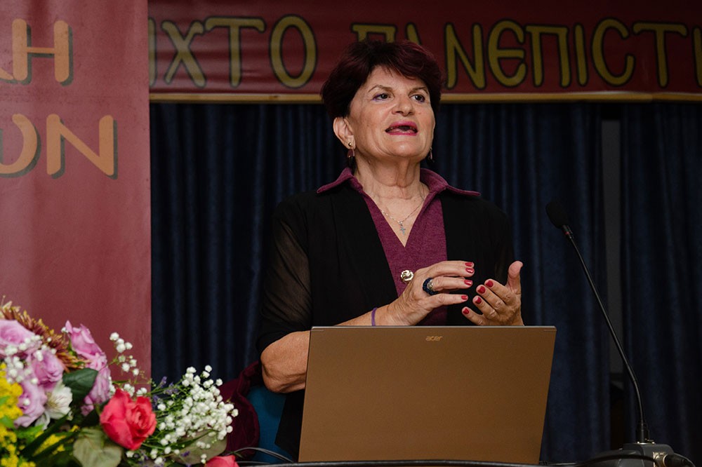 Η κ.  Μαρία Γκόσμα, μαία και συγγραφέας ήταν η επίσημη ομιλήτρια την Δευτέρα 17-11-2025 στην Σχολή Γονέων Κατερίνης με θέμα: «Δημιουργία Ζωής» και περιέγραψε -ολιστικά- την βιολογική και ψυχοπνευματική μας ανάπτυξη και εξέλιξη κατά την ενδομήτρια ζωή μας, με απλό και  κατανοητό τρόπο. 