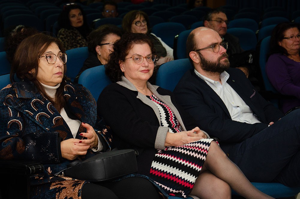 Η κ.  Μαρία Γκόσμα, μαία και συγγραφέας ήταν η επίσημη ομιλήτρια την Δευτέρα 17-11-2025 στην Σχολή Γονέων Κατερίνης με θέμα: «Δημιουργία Ζωής» και περιέγραψε -ολιστικά- την βιολογική και ψυχοπνευματική μας ανάπτυξη και εξέλιξη κατά την ενδομήτρια ζωή μας, με απλό και  κατανοητό τρόπο. 