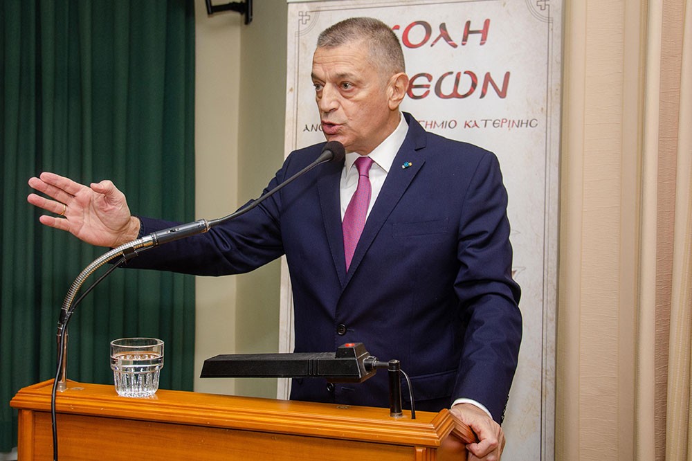 «H Οικουμενική Ακτινοβολία του Αγίου Όρους» ήταν το θέμα της εισήγησης του Πολιτικού Διοικητού του Αγίου Όρους, Επίτιμου Α.Γ.Ε.Σ. και πρώην Υπουργού Εθνικής Άμυνας κ. Αλκιβιάδη Στεφανή την Δευτέρα 2 Φεβρουαρίου 2026 στην Σχολή Γονέων – Ανοικτό Πανεπιστήμιο Κατερίνης. Η εκδήλωση έγινε σε Συνδιοργάνωση με το Κοινωφελές Ίδρυμα Αθανασίου & Μαρίνας Μαρτίνου.