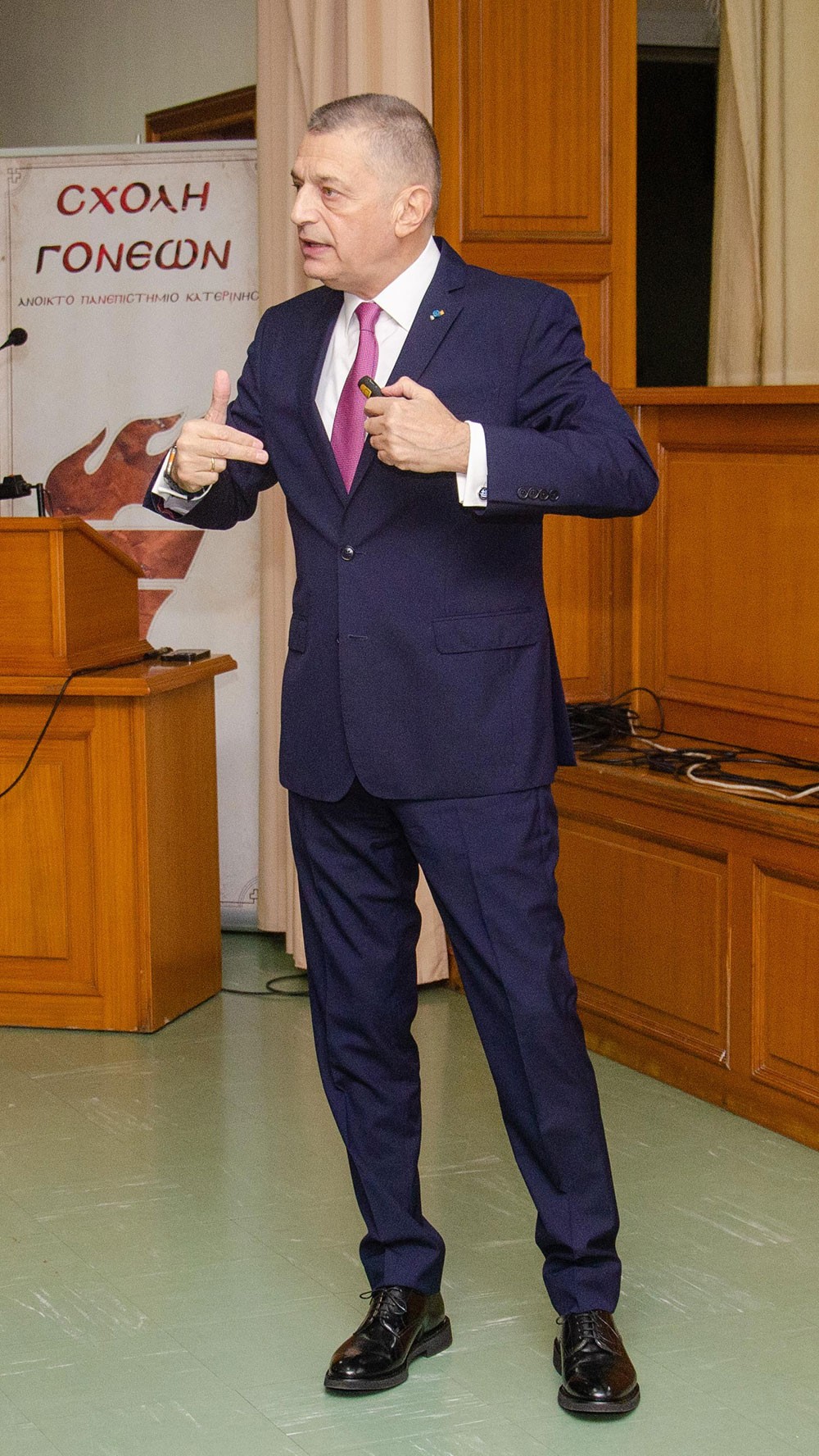 «H Οικουμενική Ακτινοβολία του Αγίου Όρους» ήταν το θέμα της εισήγησης του Πολιτικού Διοικητού του Αγίου Όρους, Επίτιμου Α.Γ.Ε.Σ. και πρώην Υπουργού Εθνικής Άμυνας κ. Αλκιβιάδη Στεφανή την Δευτέρα 2 Φεβρουαρίου 2026 στην Σχολή Γονέων – Ανοικτό Πανεπιστήμιο Κατερίνης. Η εκδήλωση έγινε σε Συνδιοργάνωση με το Κοινωφελές Ίδρυμα Αθανασίου & Μαρίνας Μαρτίνου.